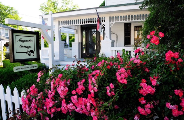 Magnolia Cottage exquisite private cottage in heart of Old Town Manteo!