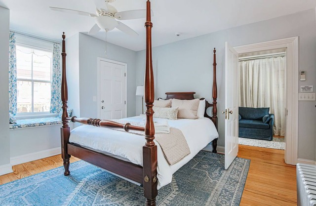 Magnolia Suite: Luxury Private Room Downtown