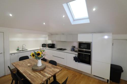 Maidenhead Stylish Three Bedroom Top Floor Apartment