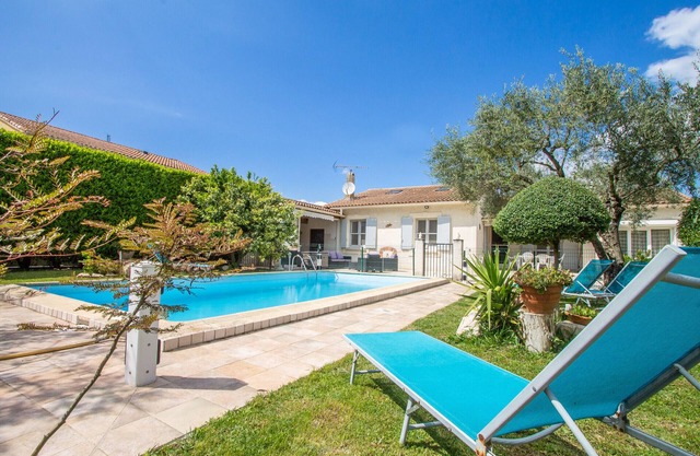 Maillane - holidayhouse with a private swimming-pool, nearby Saint Remy de Provence