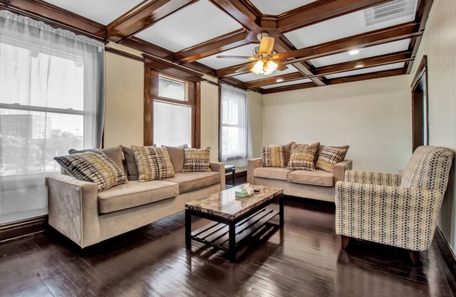Main-Parkside Space Buffalo NY 3BR 1B Sleeps 6