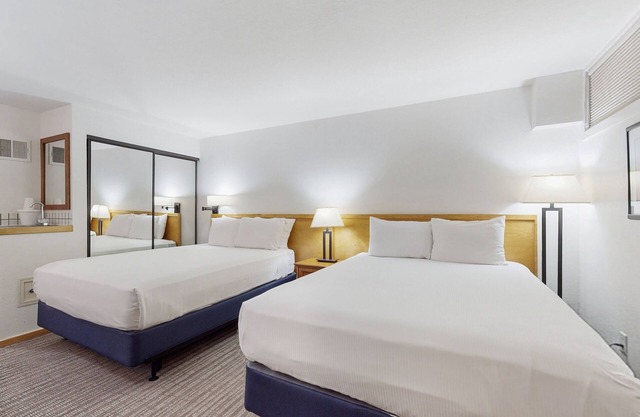 Main St. gem - pool & hot tub - walk to lifts, dog-friendly, ground-floor