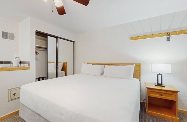 Main St. studio - pool & hot tub - walk to lifts, dog-friendly, ground-floor