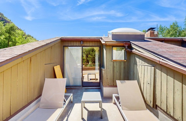 Main Street room - pool & hot tub - walk to lifts, dog-friendly, top floor
