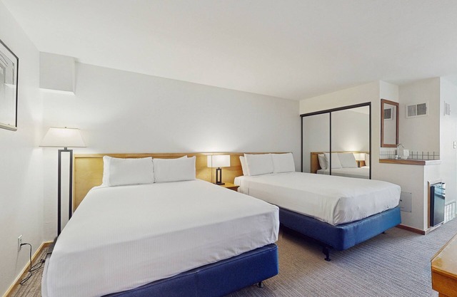 Main Street studio - pool & hot tub - walk to lifts, dog-friendly, third floor