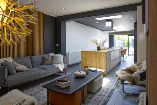 Maison 4 chambres entièrement rénovée, literie, terrasse & parking gratuit à Nieuwpoort-Stad by La Conciergerie