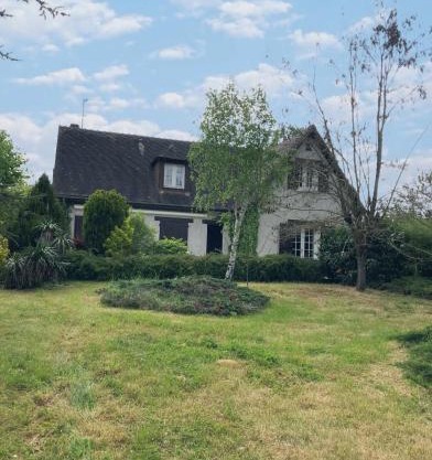 Maison dans un grand parc