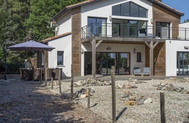 Maison Du Lac - Four Bedroom Villa, Sleeps 8