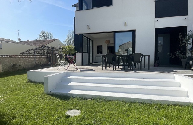 Maison du Soleil in La Rochelle with swimming pool and garden!
