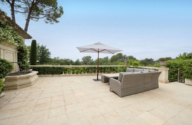 Maison Lavande - Four Bedroom Villa, Sleeps 6