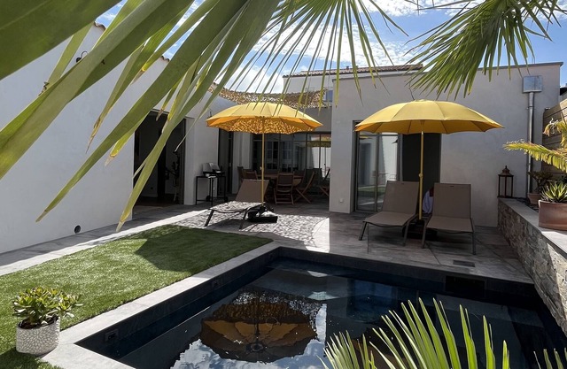 Maison Neuve de Village Avec Piscine 6/8 Personnes