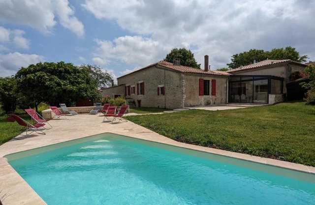 Maison spacieuse avec piscine chauffée, jardin clos, terrasses, cheminée, et équipements bébé inclus. - FR-1-653-183