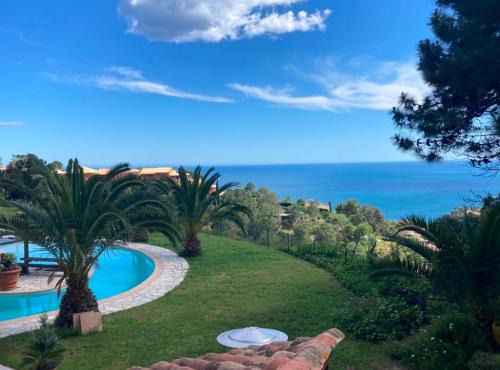 Maison vue mer avec piscine sur la Côte d'Azur