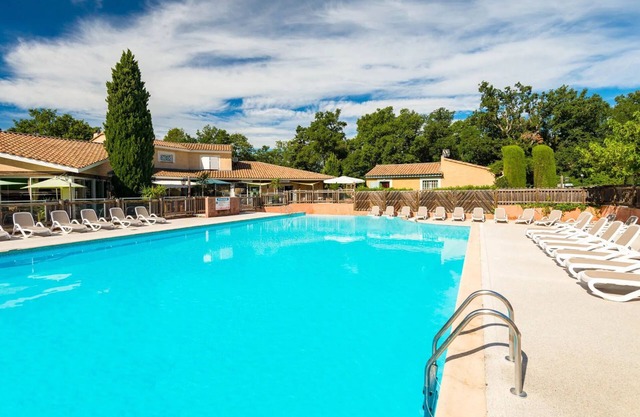 Maisonnette dans un emplacement calme + piscine