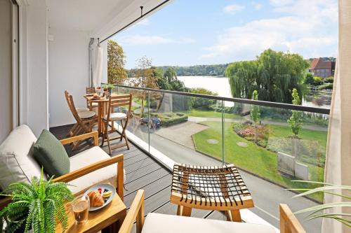 MAISUITES Eisvogel - Zentrale Luxuswohnung mit direktem Seeblick I Bis zu 4 Personen I Premiumküche I Boxspringbett I Kaffeevollautomat I Parkplatz I WLAN