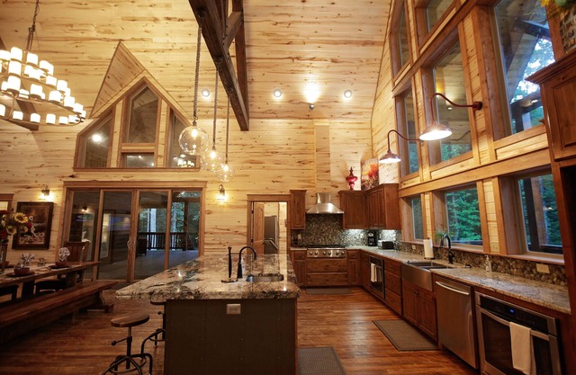 Majestic Lodge: 4,500 sq. ft., Impressive, Games, Hot Tub, Entertaining!