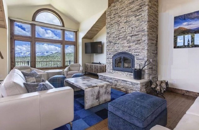Majestic Mountaintop Retreat! Luxury in a serene setting All seasons family fun