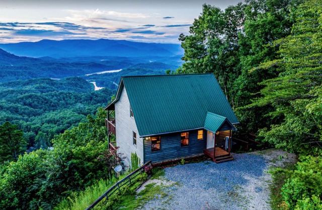 Majestic View Bryson City: Hot Tub + Pool Table + Amazing Views + Pet Friendly