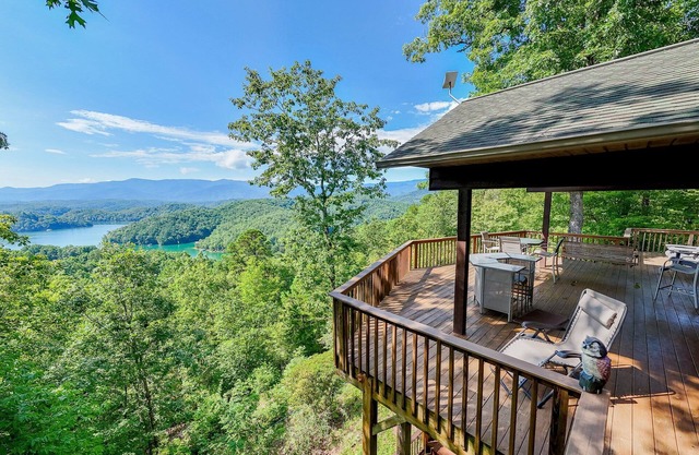 Majestic View cabin in Bryson City: 4BR, lake views, sleeps 10—your perfect mountain escape!