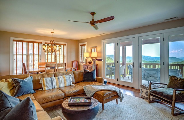 Majestic Views with 3 King Bedrooms! The perfect mountain getaway!