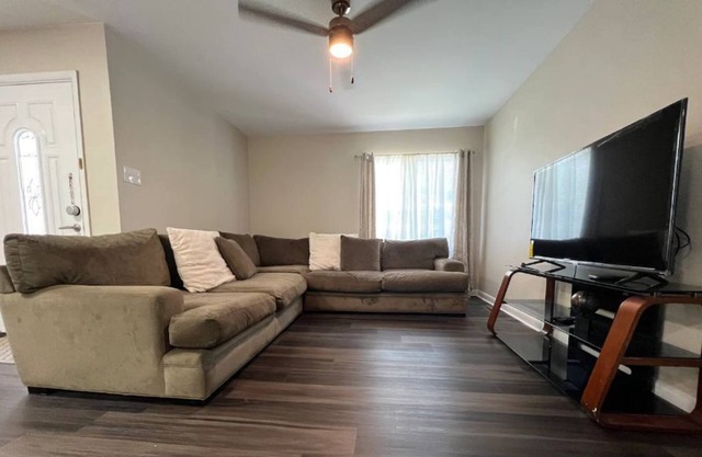 Make yourself at home, newly renovated 3bd 1.5 bth