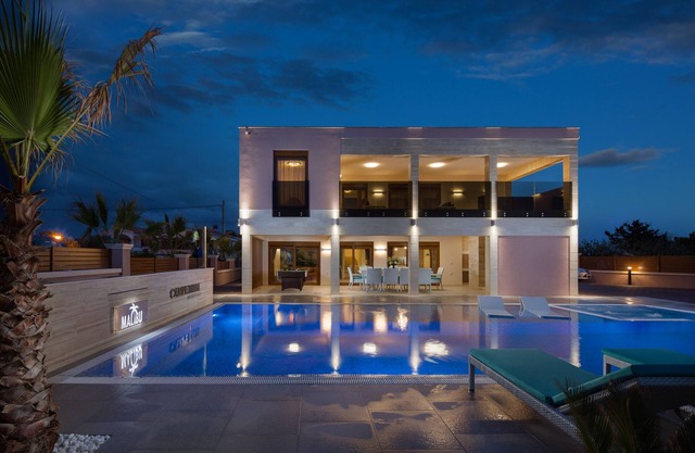Malibu Eclipse - The ultimate high-class villa with 13-meters long swimmingpool.