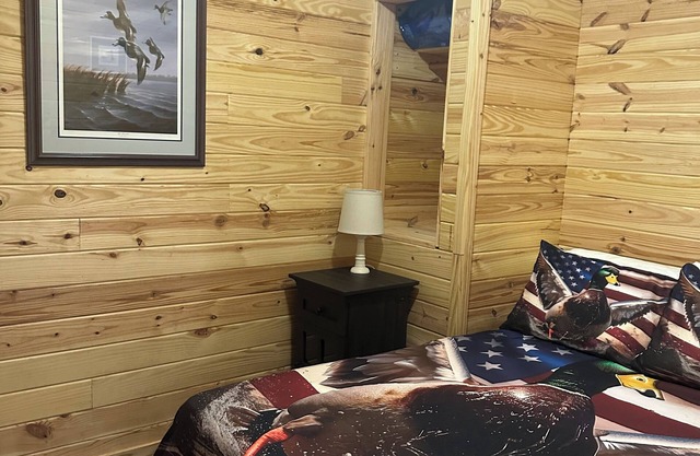Mallard, Cozy cabin with WiFi and AC in lovely Stevenson. Perfect weekend stay .