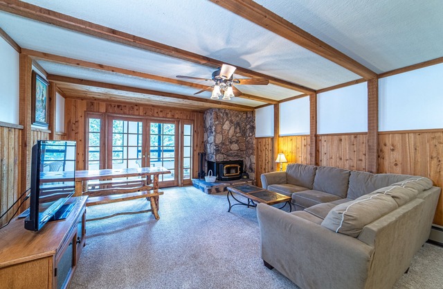 Mammoth Mountain View 2 Bdrm@ Canyon Lodge w/2 Car Garage, Wifi & 3 HotTubs