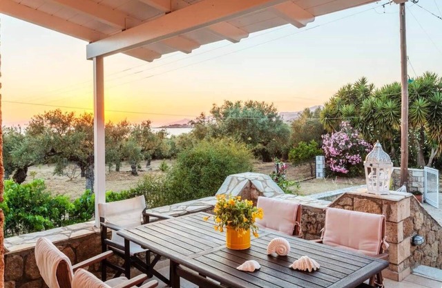 Mani's Aura Seaside-Spacious Summer Retreat