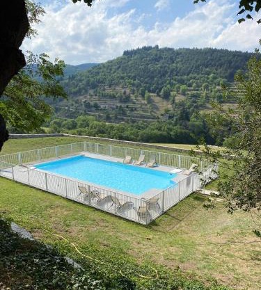 Manoir majestueux à Satillieu avec piscine privée