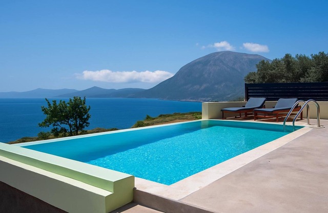 Mantilada Villa With Private Pool by the Sea
