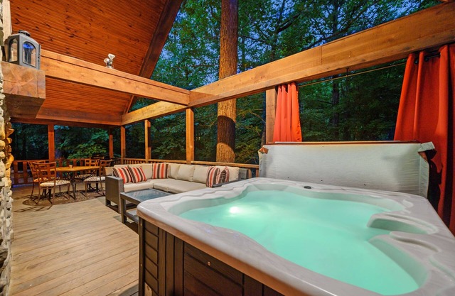 MANY MOONS - Luxury Honeymoon Cabin, Hot Tub, Walk to Dining