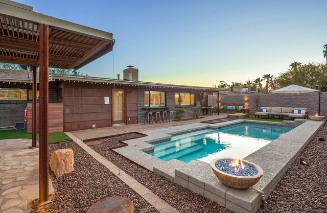 Manzi Place - Luxury Pad w/Heated Pool & Cozy Fire Pits + Centrally located!