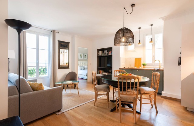 Marais 2BR/2BA with AC, up to 4 guests