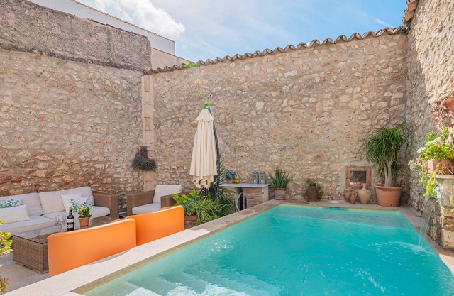 Maria de la Salut holiday home with garden and Wi-Fi