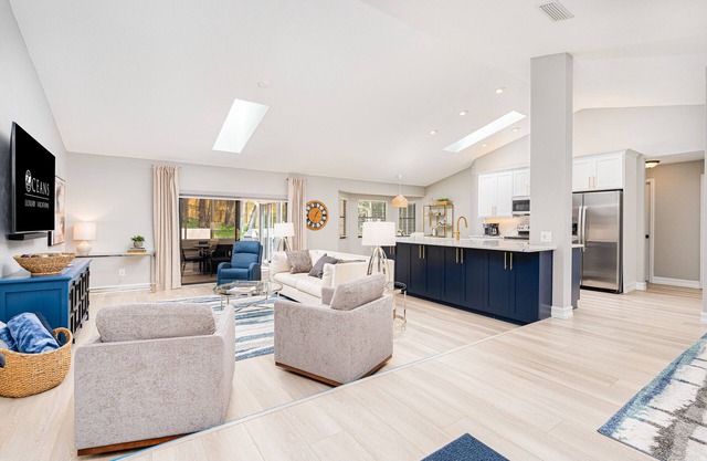 Marilyn House - Fully Renovated Beach-Side Home