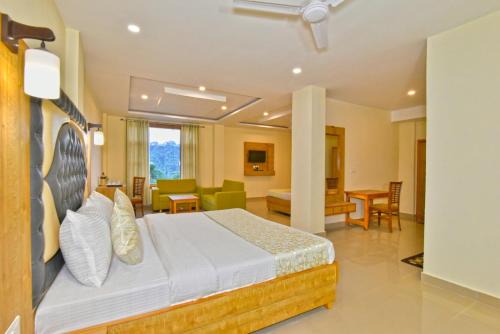 Marina Group of hotels Pine View Sudher- Best Prices Guaranteed with Deals- Free Parking-cricket stadium 5 km-Mountain View