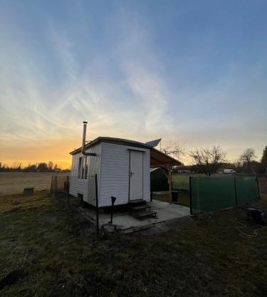 Maringotka u potůčku