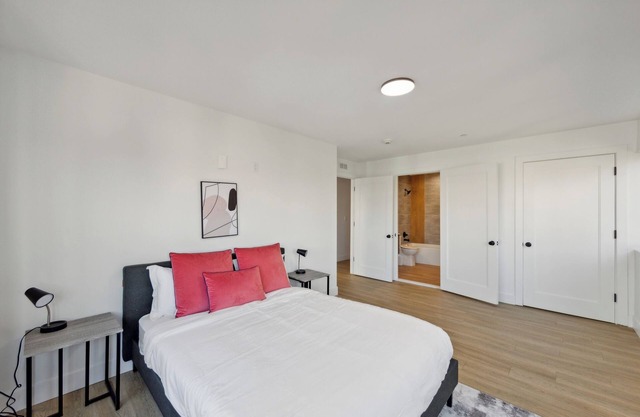 Market view Residence 604 I 2 Bedroom 2 Bathroom