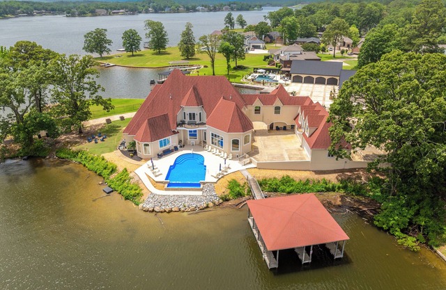 Marlin Houzz: Lake Estate with Infinity Pool!