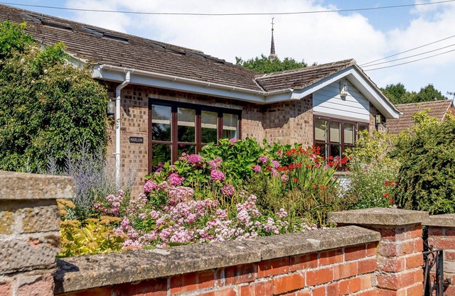 MARLOW, romantic, country holiday cottage, with a garden in Swaffham