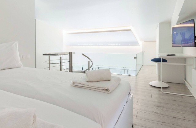 Marousi 2 Bd Luxury Living w Shared Pool