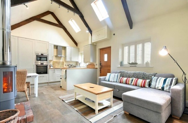 MARTINS COTTAGE, romantic, country holiday cottage in Alnmouth