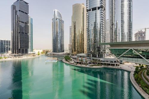 marvelous lake-skyline view apt