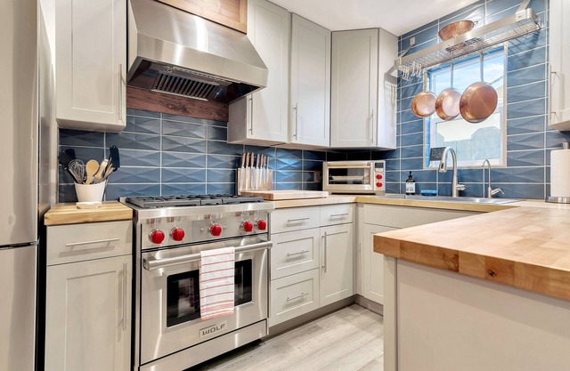 MARVELOUS MIDCENTURY-Hot Tub & 5 Blocks to Town Center