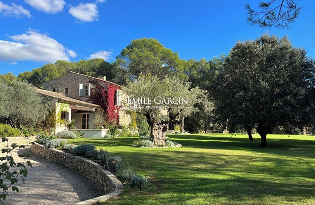 Mas for rent in Saint Cannat in a green setting
