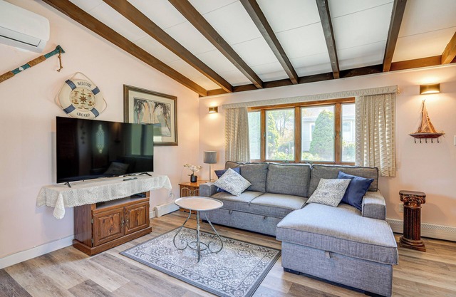 Massachusetts Abode w/Deck & Grill: Near Beaches!