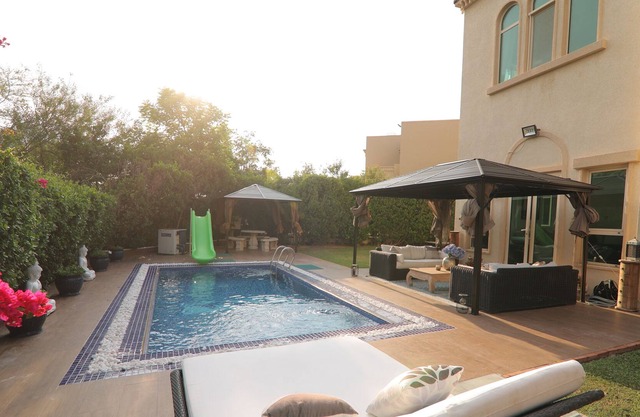 Massive 5 Bedroom Luxury Villa Private Pool and 5 Min Drive to Jumeriah Walk