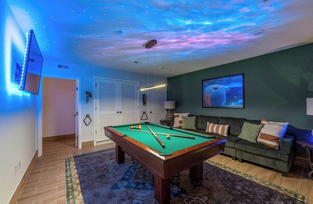 Massive 8 Bedroom Complex, 2 Garage Parking