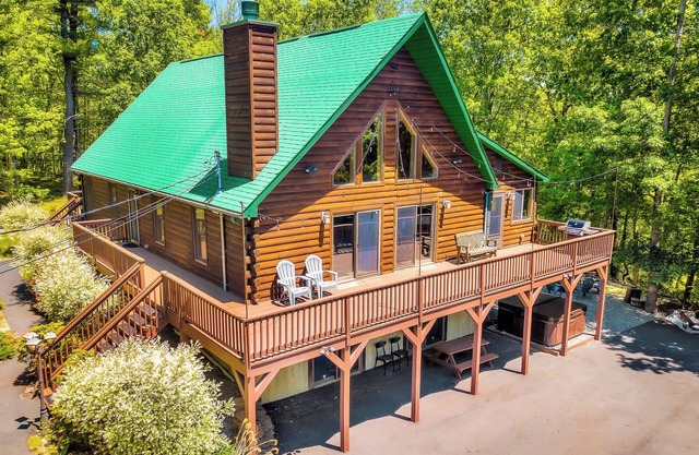 Massive Log Chalet Near Lake Wallenpaupack